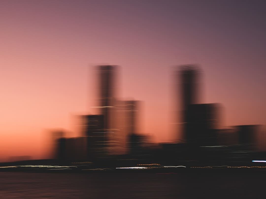 怎么让三色灯默认白光